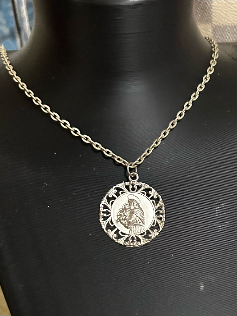 ✝️St. Anthony Silver Tone Medallion Pendant Necklace - Picture 3 of 3